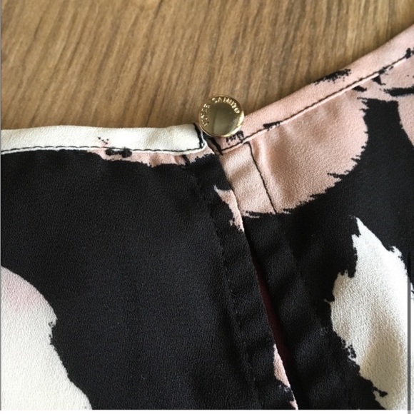 Vince Camuto Floral Blouse Pleat Back High Low Top - Picture 9 of 10